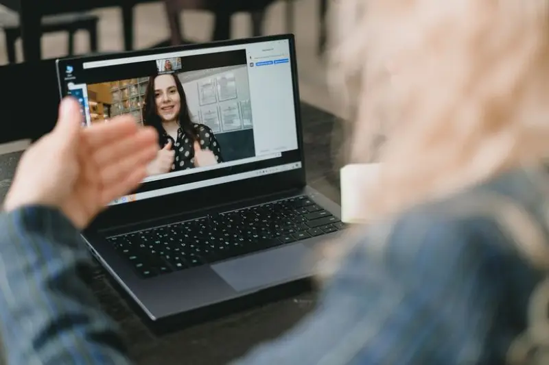 Produkty cyfrowe: e-booki i kursy, które sprzedają się po premierze